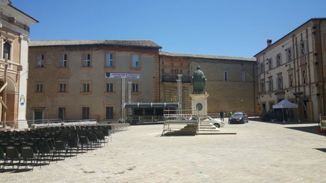 VISITA-PAPA-CAMERINO-piazza-Cavour-da-dietro-Papa-Sisto-V
