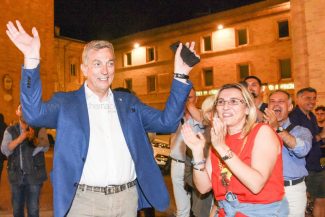 elezione-nuovo-sindaco-bravi-festeggiamenti-in-piazza-recanati-FDM-3-325x217