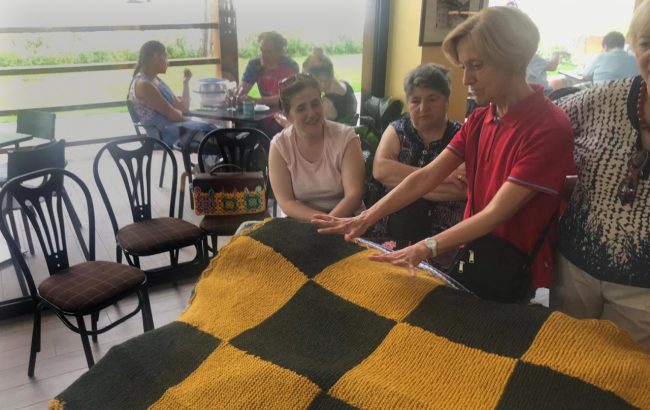 le-signore-di-Visso-presentano-le-coperte