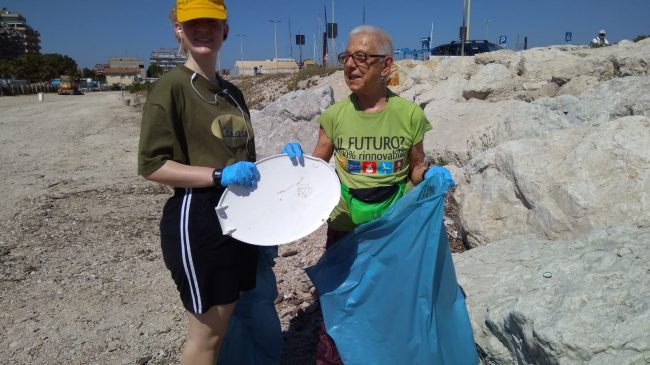 rifiuti-spiaggia-molo-sud-civitanova-10-650x365