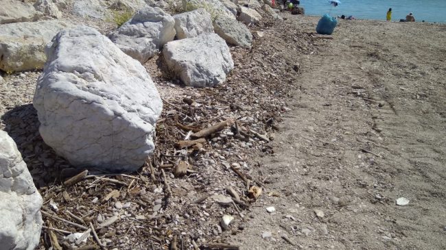 rifiuti-spiaggia-molo-sud-civitanova-2-650x365