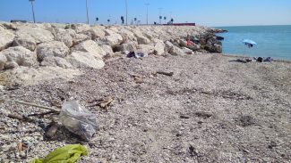 rifiuti-spiaggia-molo-sud-civitanova-7-325x183