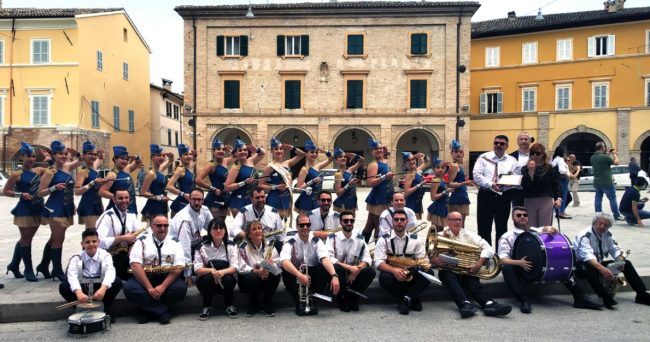 foto-banda-e-majorette-Città-di-Petriolo