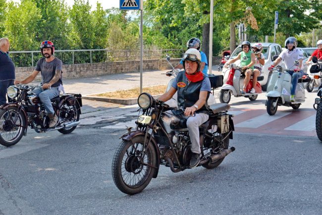 30°-Raduno-Moto-e-Auto-dEpoca-Colmurano_09-650x434