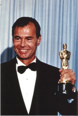 Ferdinando-Scarfiotti-con-la-statuetta-dell’Oscar-alla-premiazione-nel-1988-267x400