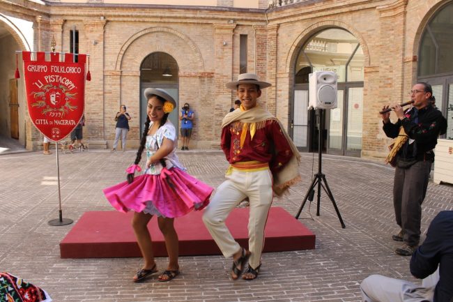 Gruppi-folk-in-comune-4-650x433