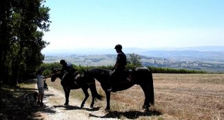 carabinieri-forestali-a-cavallo-sul-Conero
