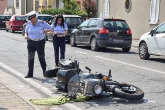 incidente-auto-contro-moto-via-colombo-civitanova-FDM-4-325x217