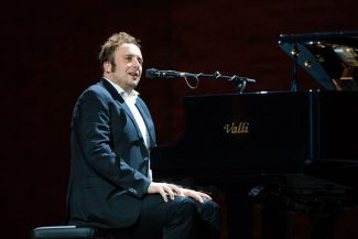 raphael-gualazzi-live-sferisterio-2019-foto-ap-12-325x217