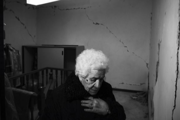 antonietta-nel-suo-negozio-danneggiato_pievebovigliana