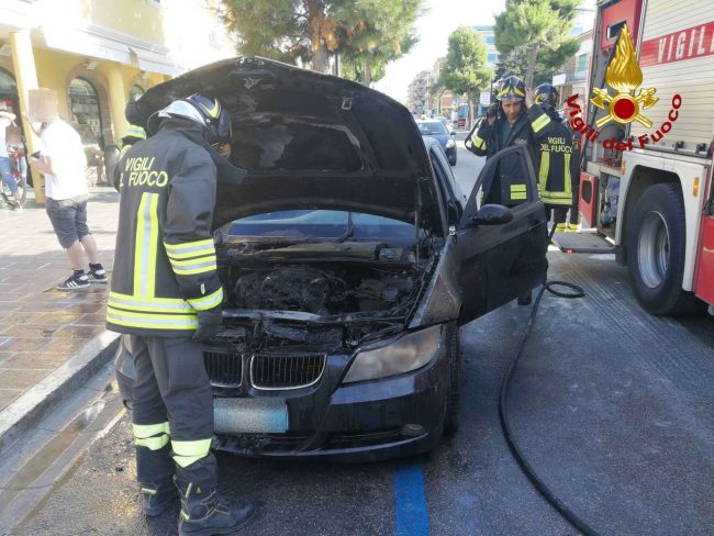 vigili-del-fuoco-auto-in-fiamme