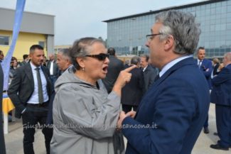 Confcommercio-posa_prima_pietra-DSC_0314-Mancinelli-Sciapichetti-650x433-325x217