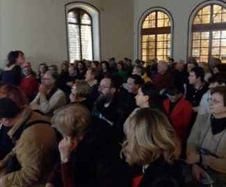 Applausi-e-pubblico-in-piedi-per-lo-spettacolo-dedicato-ad-Alda-Merini-1-325x269