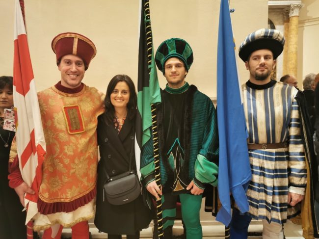La-presidente-Stefania-Scuri-con-i-tre-vessilli-dei-Terzieri-durante-la-riapertura-della-Basilica-di-San-Venanzio