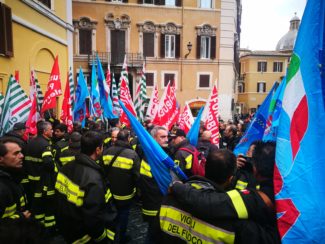 Manifestazione-sotto-Montecitorio-vigili-del-fuoco