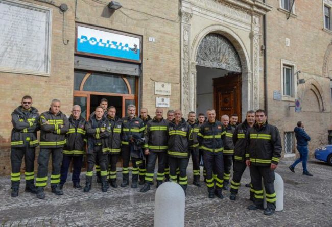 Manifestazione-sotto-Prefettura-Macerata-vigili-del-fuoco