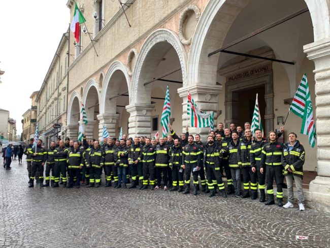 Manifestazione-sotto-Prefettura-Pesaro-vigili-del-fuoco