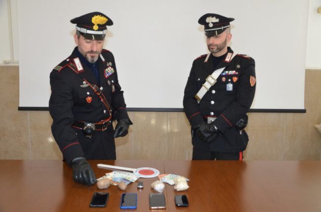 eroina-carabinieri-mezzo-chilo-sequestro