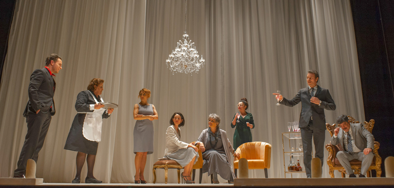 Mine-Vaganti-foto-di-Romolo-Eucalitto_da-sx-Arturo-Muselli_Mimma-Lovoi_Paola-Minaccioni_Roberta-Astuti_Caterina-Vertova_Sarh-Falanga_Giorgi