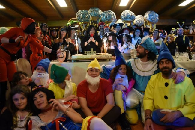 VEGLIONE-CARNEVALE-2020-GRUPPI-MASCHERATI-CON-TORTA-SBR_2914-2-650x434