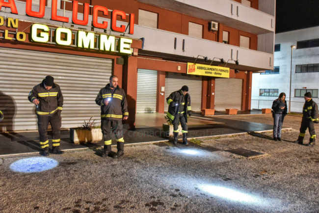 ricerche-polizia-e-vdf-zona-commerciale-civitanova-FDM-12-650x434