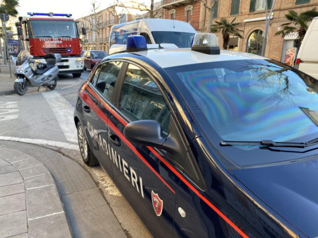 soccorso-a-persona-carabinieri-vdf-via-bengasi-civitanova-FDM-2-650x488