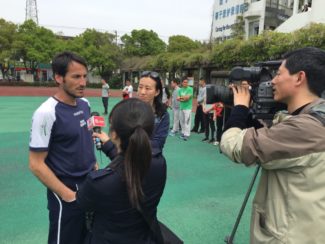 Alberto-Virgili-intervistato-dalla-TV-di-Xiangcheng-District-Suzhou-e-accompagnato-da-Jue-Wang-Finance-Account-Manager-iGuzzini-Shanghai