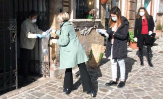 Assessore-Rita-Soccio-e-Olimpia-Leopardi-consegna-mascherine-recanati