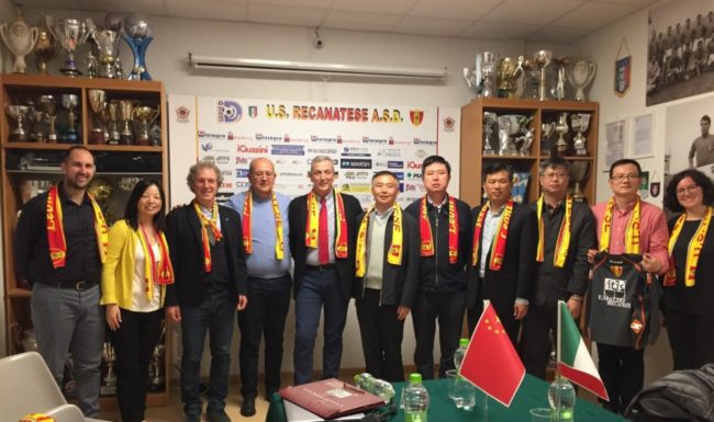 Delegazione-della-Città-di-Xiangcheng-District-Suzhou-ospite-della-US-Recanatese-da-sinistra-Dario-Marcolini-Vice-Presidente-della-Via-Soccer-Sue-Su-Presidente-della-Via-Soccer