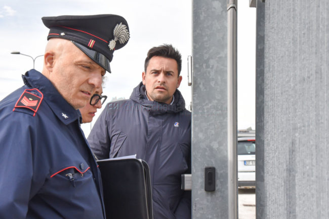 alessandro-martinangeli-con-i-carabinieri-al-tech-porto-recanati-FDM-2-650x434