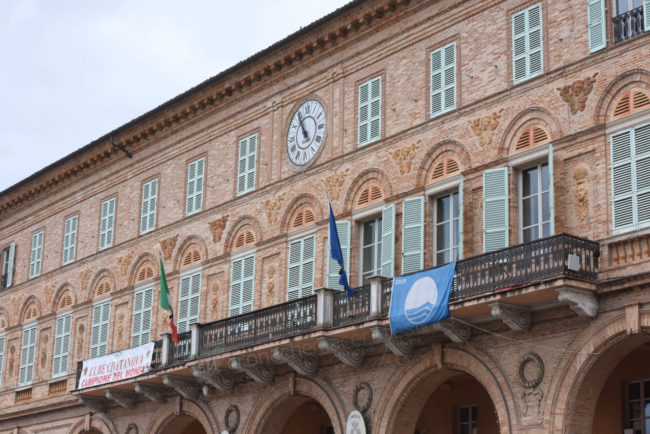 bandiere-a-mezzasta-ciarapica-comune-civitanova-FDM-1-650x434
