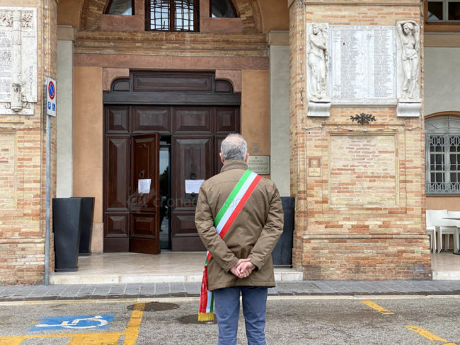 bandiere-a-mezzasta-ciarapica-comune-civitanova-FDM-5-650x488
