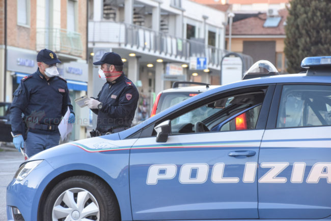 controlli-polizia-autocertificazione-coronavirus-civitanova-archivio-arkiv-FDM-1-650x434