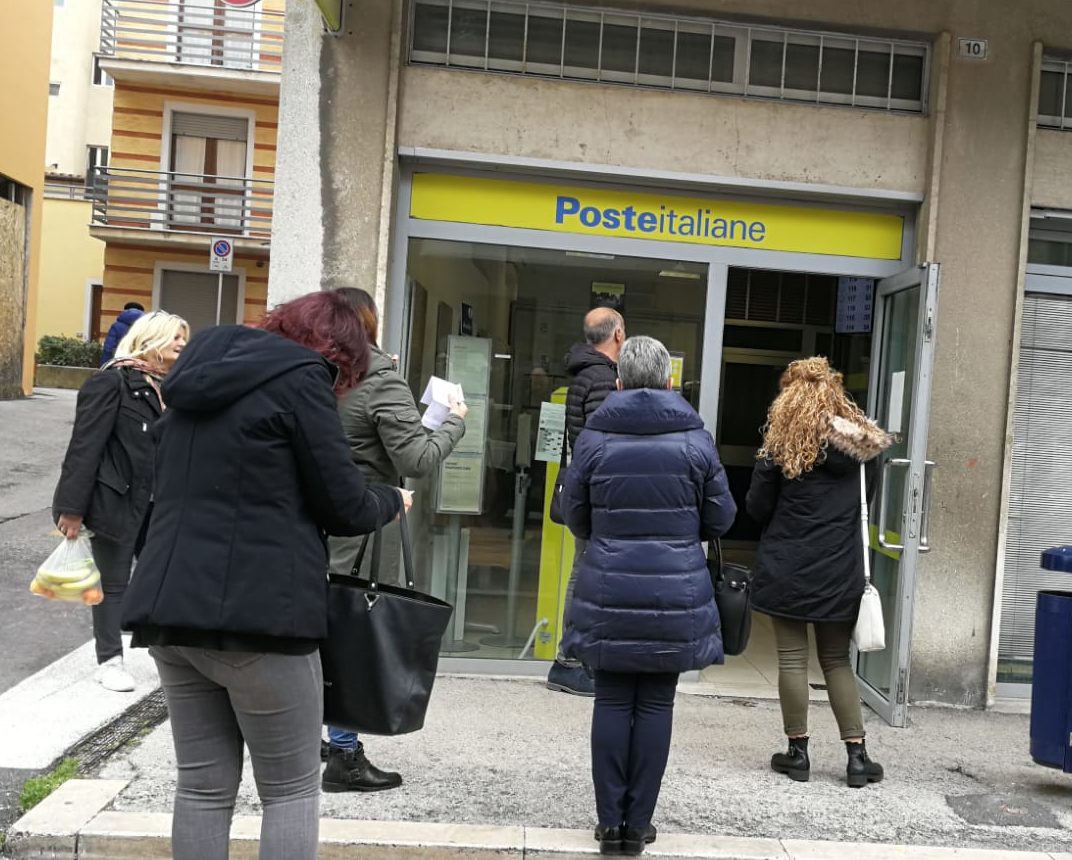 entrata-a-scaglioni-poste-macerata-coronavirus-2-e1586521131752