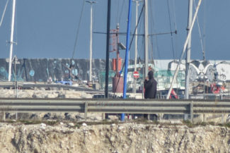 gente-a-passeggio-nellarea-portuale-molo-nord-civitanova-FDM