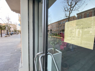 negozi-chiusi-e-messaggi-di-speranza-corso-umberto-i-civitanova-FDM-2-325x244
