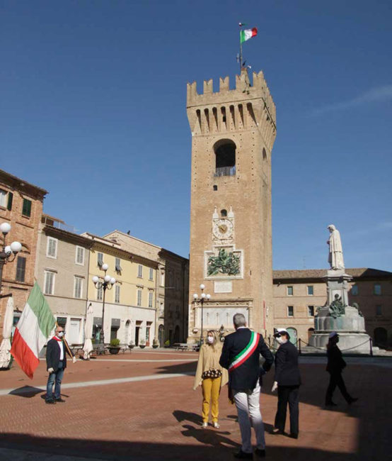 25-Aprile-piazza-Leopardi-Recanati-foto-de-Il-Cittadino-di-Recanati-554x650