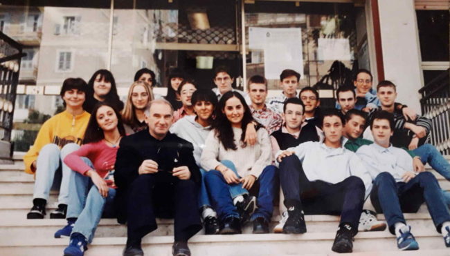 Don Peppe con una delle sue tante classi all'ingresso del Gentili