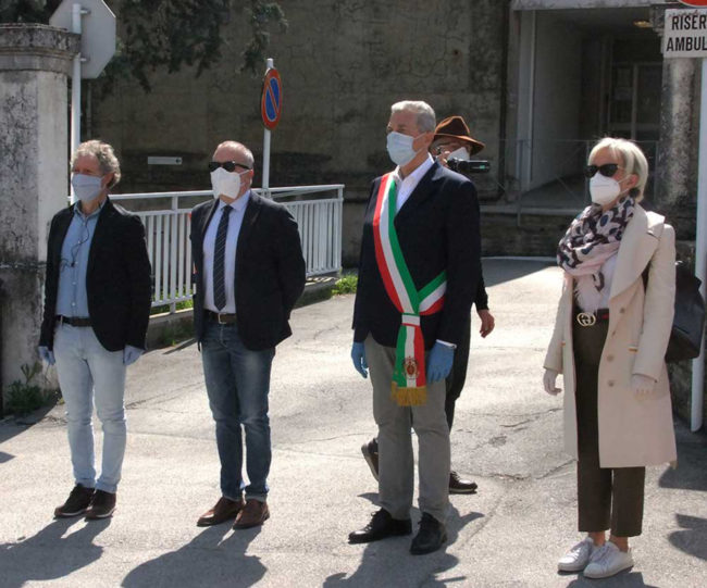 Omaggio-alle-strutture-sanitarie-