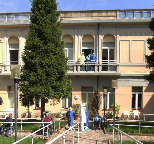 Operatori-sanitarie-e-degenti-durante-lomaggio-del-Comune-di-Recanati