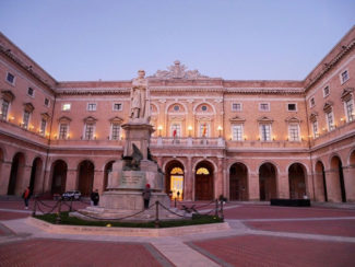 Recanati-piazza-Giacomo-Leopardi-2-325x244