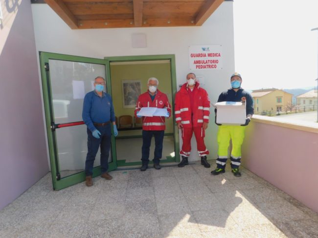 consegna-mascherine-sarnano-1-650x488