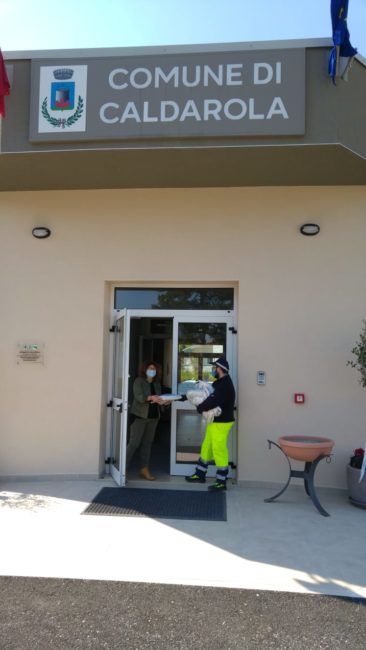 consegna-mascherine-sarnano-2-366x650