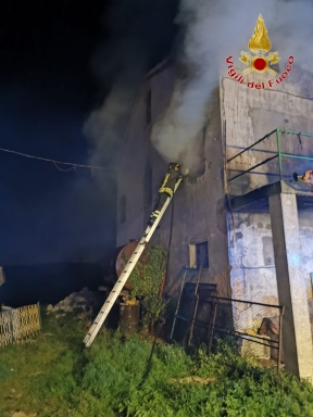 incendio-abitazione-cingoli-pettovallone-1