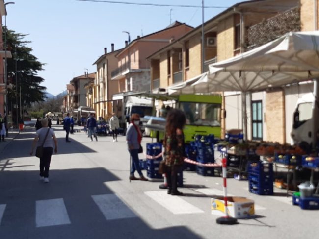 mercato-castelraimondo-2-650x488