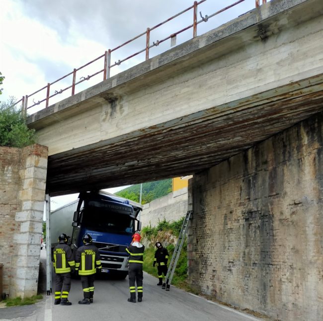 camion-incastrato-san-sever-1-650x646