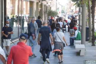 corso-umberto-i-affollato-covid-civitanova-FDM