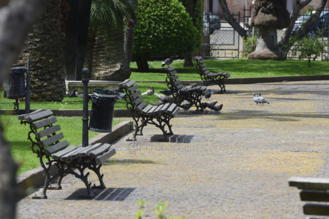 covid-fase-2-giardini-di-piazza-panchine-civitanova-FDM-650x433
