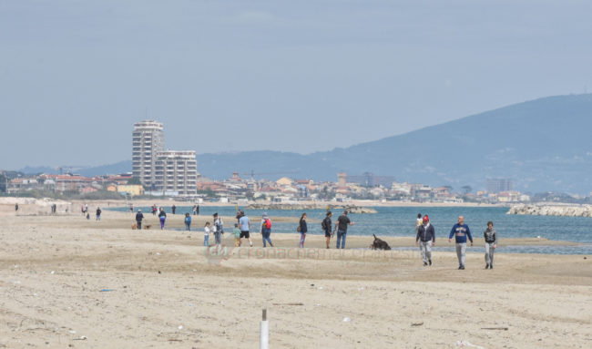 covid-fase-2-spiaggia-e-lungomare-nord-civitanova-FDM-4-650x383