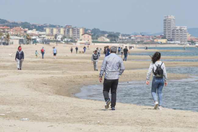covid-fase-2-spiaggia-e-lungomare-nord-civitanova-FDM-5-650x433